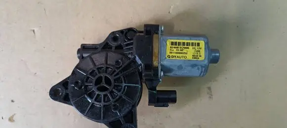 Hyundai Tucson TL Front door window regulator motor 82450D7000