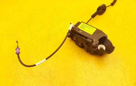 Peugeot 3008 III Front door lock 9843340680