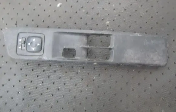 Mitsubishi Shogun Front door window switch trim mr480790f