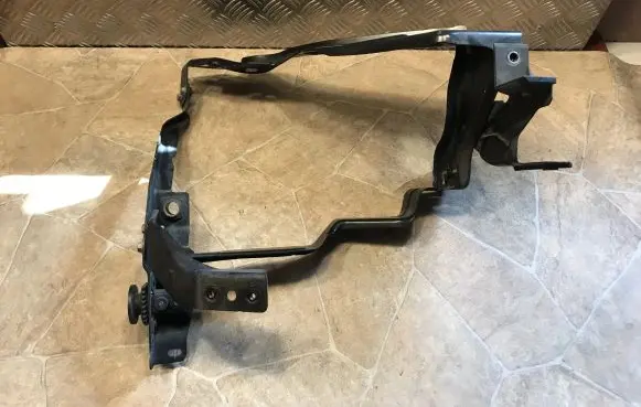 Mercedes-Benz C W204 Headlight/headlamp mounting bracket A2046201291
