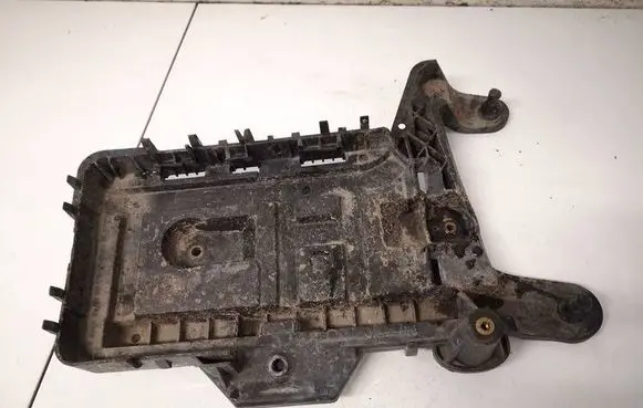 Volkswagen PASSAT B7 Battery box tray 1K0915333H