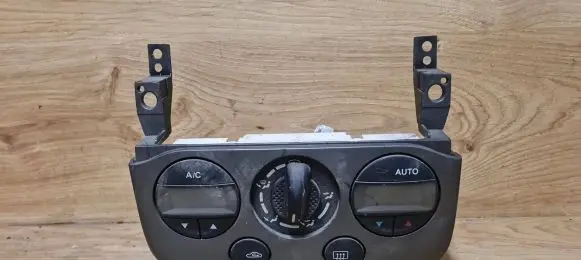 Nissan Primera Climate control unit 275109F600