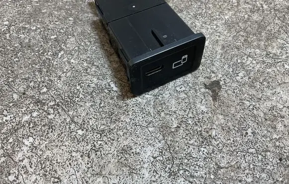 Mercedes-Benz Sprinter W907 W910 USB socket connector HV1751SW175