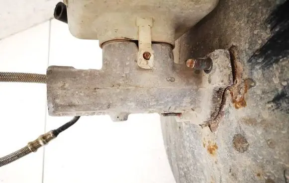 Volkswagen Golf IV Master brake cylinder 21027099