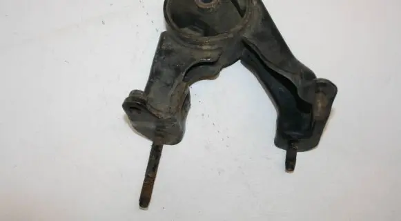 Toyota Avensis T250 Engine mounting bracket