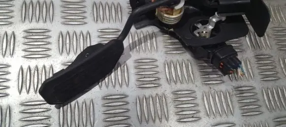 Accelerator throttle pedal