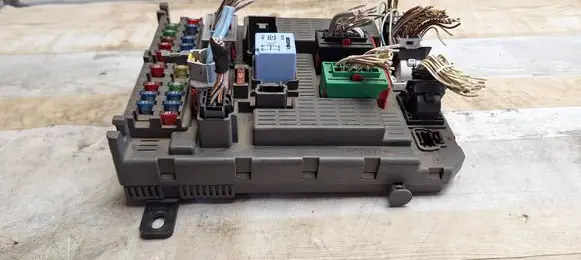 Citroen C5 Fuse module 9637466180 98162200