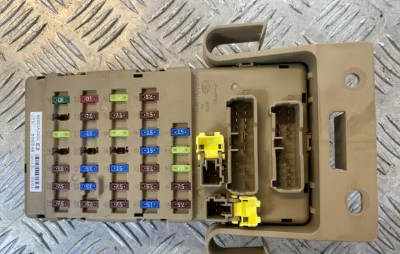 Subaru Legacy Fuse module 82201AJ000 906046