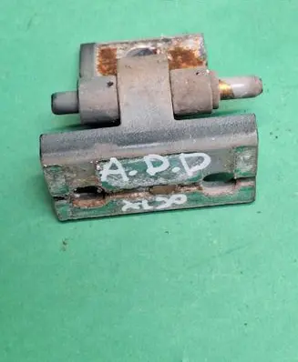Volvo XC90 Front door lower hinge 