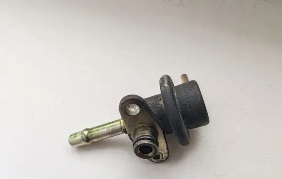 Subaru Legacy Fuel pressure regulator A44000R55 6124E