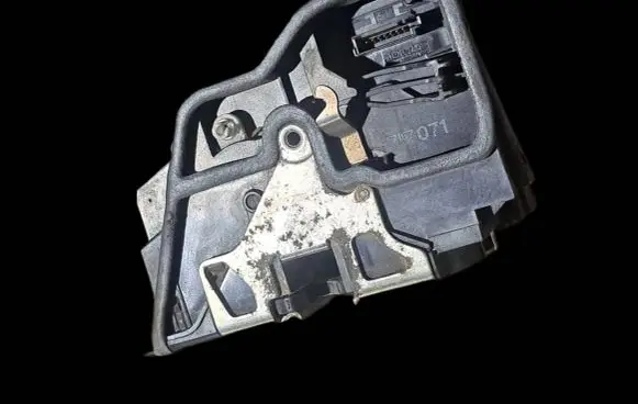 BMW X3 E83 Front door lock 7167071