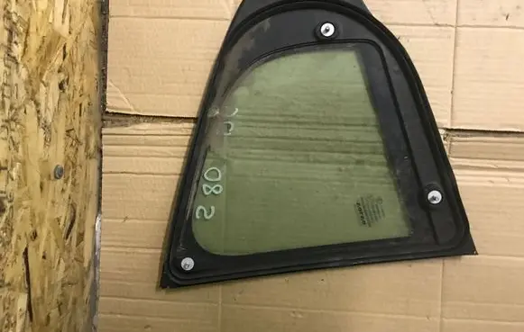Volvo S60 Rear vent window glass 8643029
