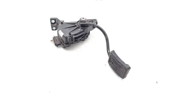 Accelerator throttle pedal