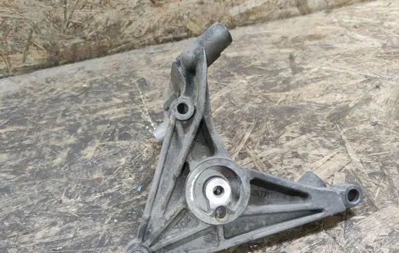 Cadillac SRX Generator/alternator bracket 12577183