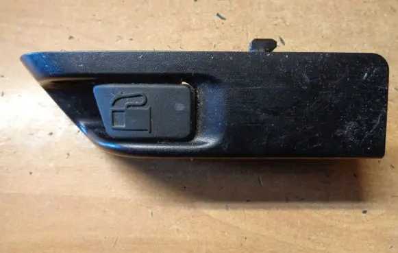 Toyota Yaris Fuel tank opening switch 