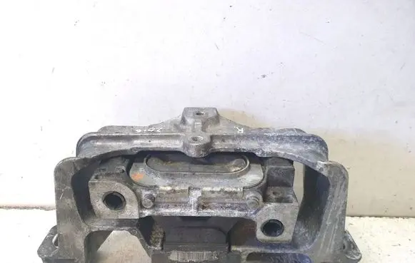 Mercedes-Benz GLA W156 X156 Engine mount bracket 26008