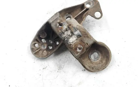 Audi A4 S4 B5 8D Engine mounting bracket 8E0199351