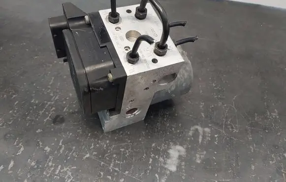 Volkswagen PASSAT B5.5 ABS Pump 8E0614111T 0265202401