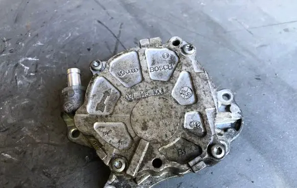 Volkswagen Golf Plus Vacuum pump 03L145100F
