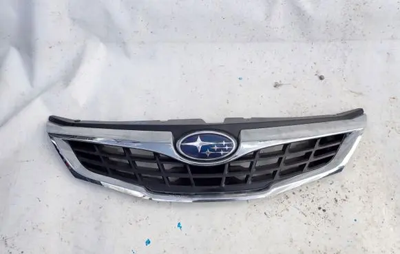 Subaru Impreza III Front bumper upper radiator grill