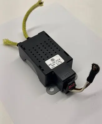 Volkswagen Golf VII Aerial antenna amplifier 5M0035570B