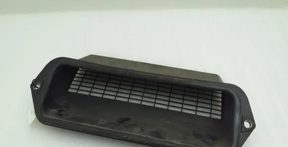 Quarter panel pressure vent