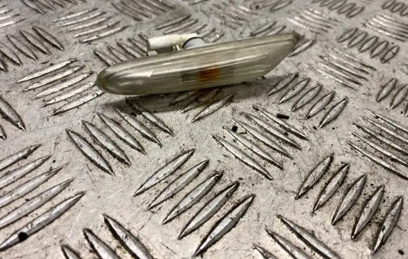 BMW 3 E90 E91 Front fender indicator light 7253325 53137253325