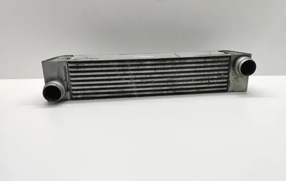 BMW 5 E60 E61 Intercooler radiator 70820489 379681