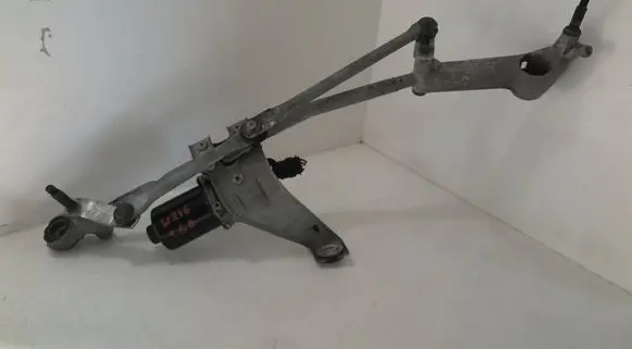Mercedes-Benz B W246 W242 Front wiper linkage and motor A2469065900
