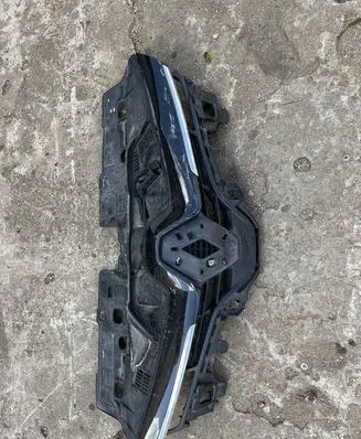 Renault Clio IV Front bumper upper radiator grill