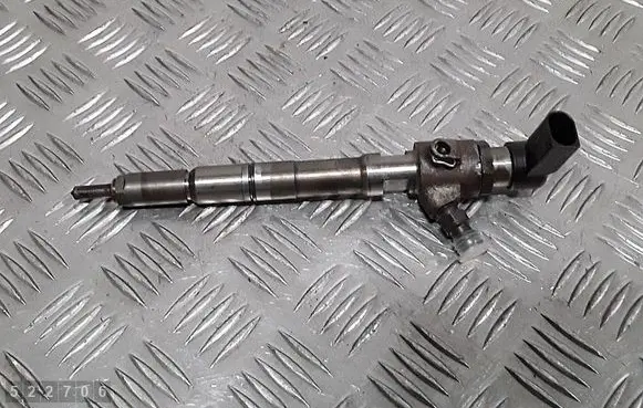 Volkswagen Jetta VI Fuel injector 03L130277B