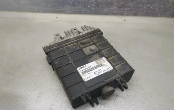 Volkswagen Golf III Engine control unit/module 0261200596 037906024B