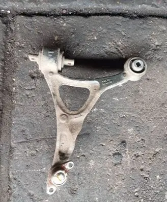 Volvo XC90 Front lower control arm/wishbone 8646613