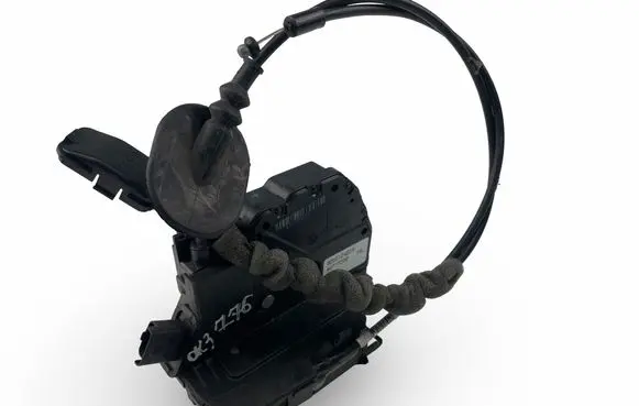 Renault Captur Rear door lock 825012422R