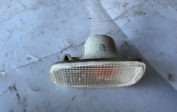 Toyota Prius (NHW20) Front fender indicator light 