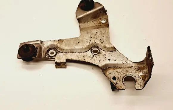 Volvo V70 Engine mount bracket 8666203