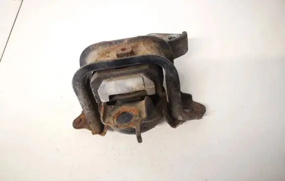 Toyota Yaris Engine mount bracket