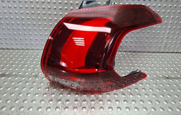 Peugeot 2008 I Rear/tail lights 982673038098267303