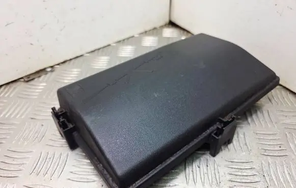 Opel Insignia A Fuse box cover 13222784