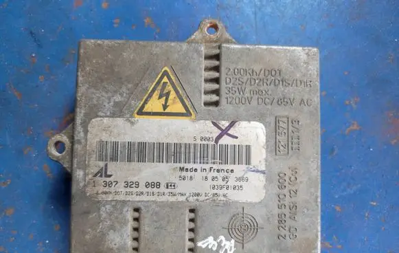 Mercedes-Benz C W203 Headlight ballast module Xenon 1307329088 1039F01035