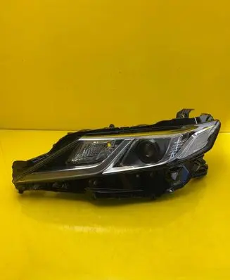 Toyota Camry VIII XV70 Headlight/headlamp 81150-33G00