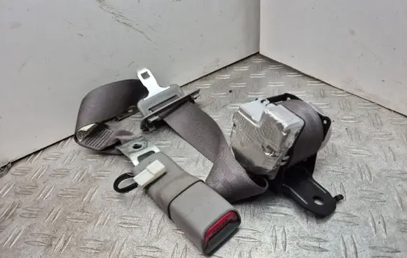 Middle seatbelt (rear)