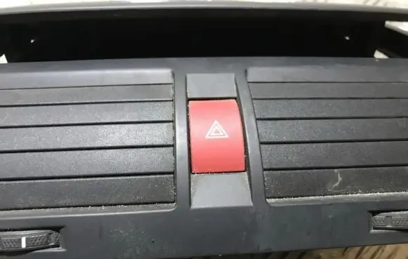 Skoda Octavia Mk2 (1Z) Hazard light switch