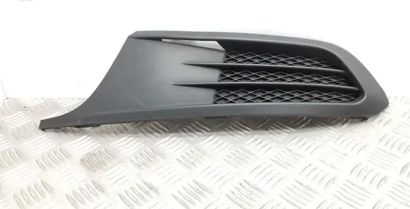 Volkswagen Jetta VI Front fog light trim/grill 5C6853665