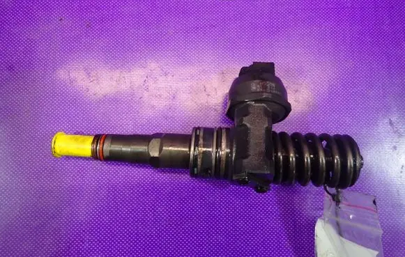 Skoda Fabia Mk1 (6Y) Fuel injector 038130073AG
