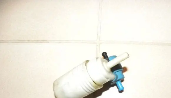 Volkswagen PASSAT B4 Windscreen/windshield washer pump 1H6955651
