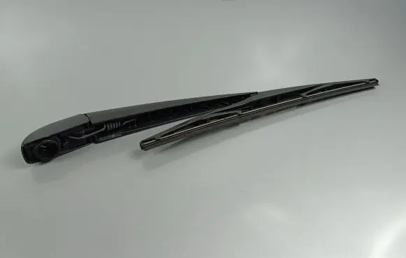 Rear wiper blade arm