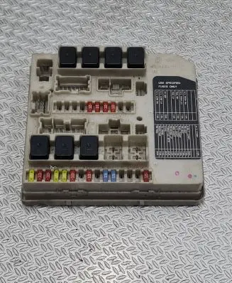 Nissan Note (E11) Fuse module 284B7AX62A 7J12 R0006