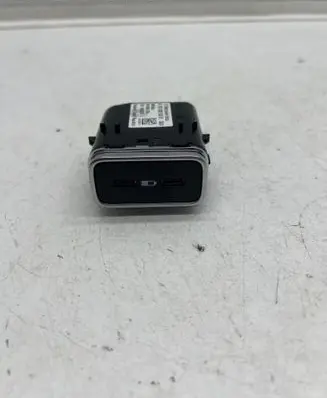 Mercedes-Benz GLE W167 USB socket connector A1678205201 0060222 A2C1522330701