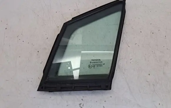Toyota Avensis T270 Front door vent window glass four-door 6812605010 6821605010